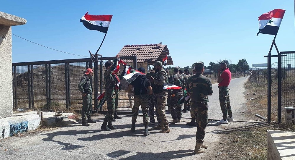 رفع العلم السوري فوق معبر القنيطرة بين سوريا والجولان