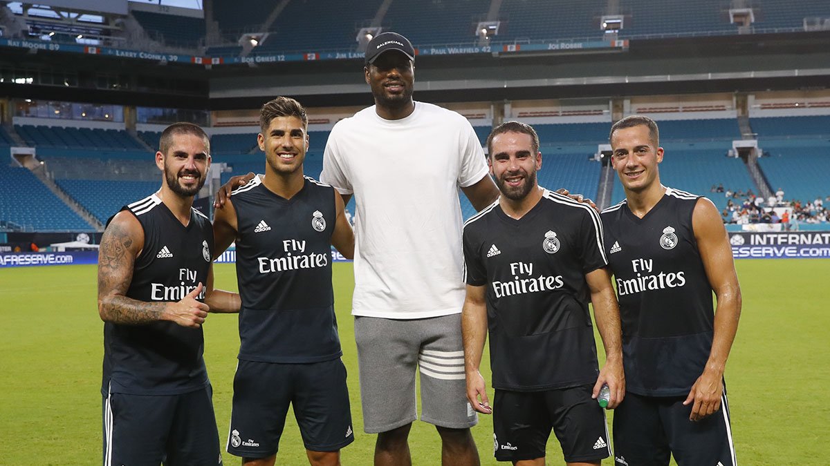 سيرج اباكا بصحبة لاعبي ريال مدريد