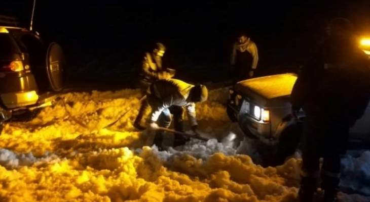 عناصر من ​الدفاع المدني أنقذوا مواطنين احتجزتهم ​الثلوج​ على طريق المغيته - ​ضهر البيدر