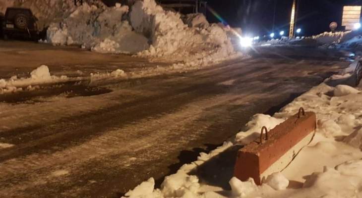 طريق ضهر البيدر​ سالكة أمام المركبات الرباعية الدفع أو  المجهزة بسلاسل معدنية