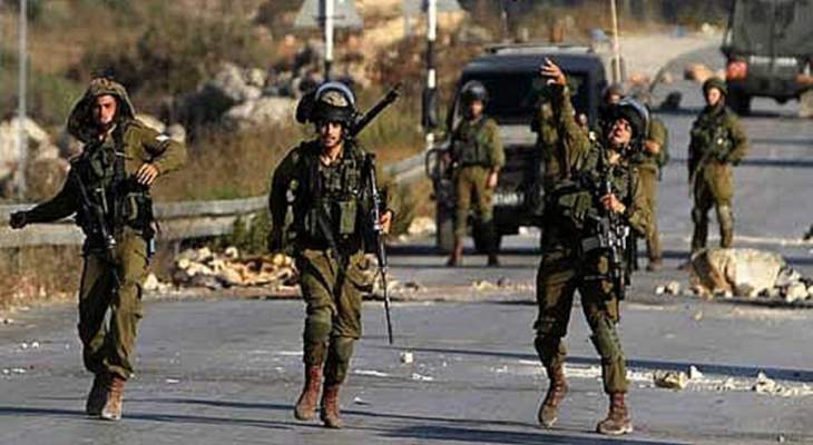 الجيش الإسرائيلي يغلق كافة مداخل بلدة كوبر الفلسطينية على خلفية عملية طعن