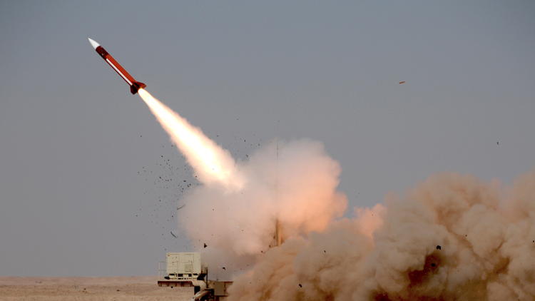 الحوثيون يستهدفون بارجة سعودية قبالة اليمن