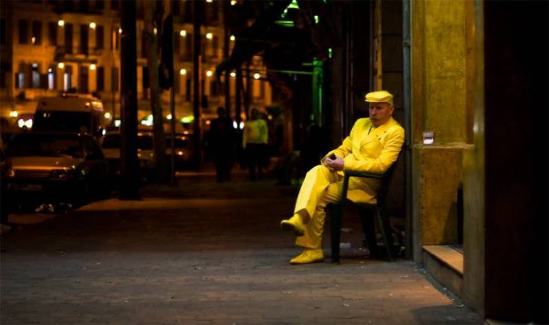 رجل يرتدي اللون الأصفر منذ عام 1983 وعينه على غينيس!